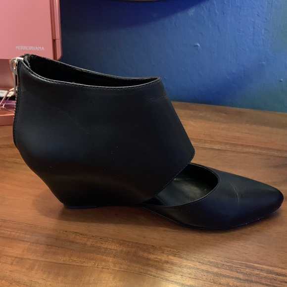 Don’t fit right on me - my feet can be finicky! - Picture 2 of 3